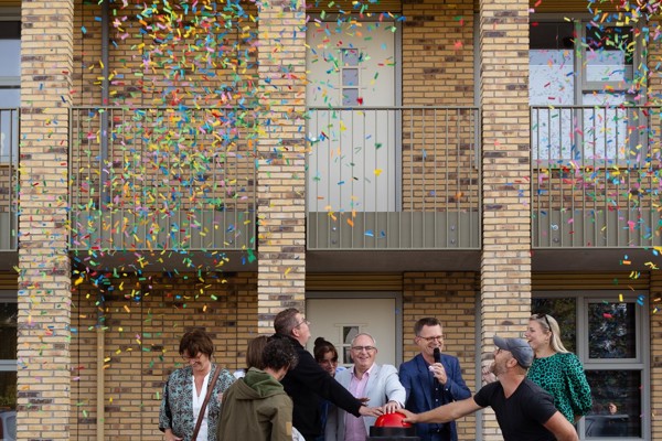 Confetti in de lucht bij feestelijke opening woongebouw Nova