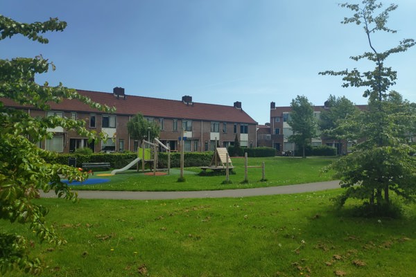 Rijtjeshuizen aan een groen grasveld