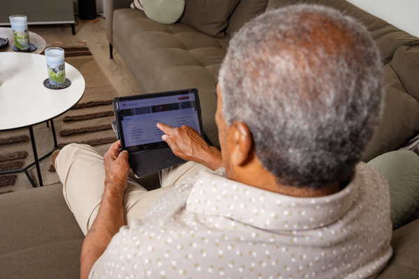 Bewoner met tablet in zijn hand