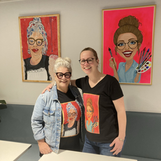 Twee kunstenaars voor hun schilderijen