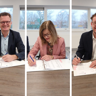 Intermaris en Hoog Over ondertekenden realisatieovereenkomst Gouwzeestraat (vlnr Cees Tip, Intermaris, Iphigenia Westphal, Intermaris en Tom Bergmans, Hemubo) 