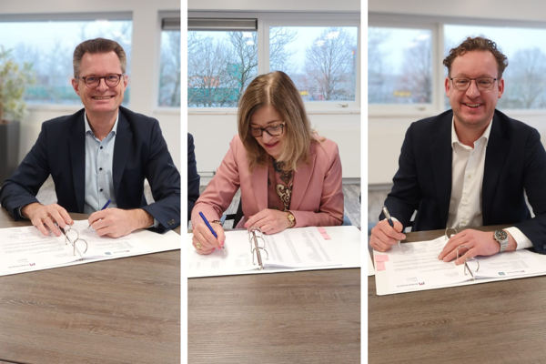 Intermaris en Hoog Over ondertekenden realisatieovereenkomst Gouwzeestraat (vlnr Cees Tip, Intermaris, Iphigenia Westphal, Intermaris en Tom Bergmans, Hemubo) 