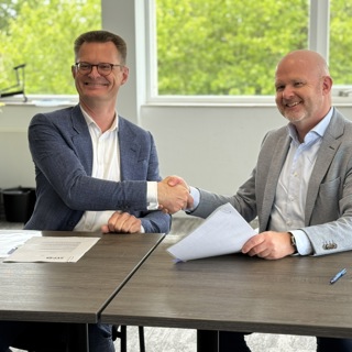 Directeur-bestuurder Intermaris en directeur SVP geven elkaar een stevige hand