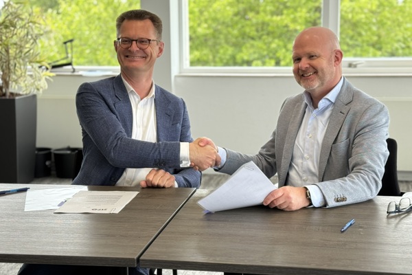 Directeur-bestuurder Intermaris en directeur SVP geven elkaar een stevige hand