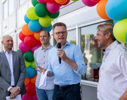 Directeur Cees Tip geeft een toespraak bij een feestelijk moment