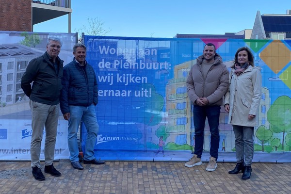Ruud Piera, Pascal Verkroost, Guido Kesselaar en Iphigenia Westphal voor bouwdoek Pleinbuurt