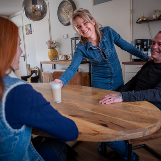 Bewoners aan tafel met een kopje koffie