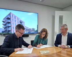 Cees Tip, Iphigenia Westphal en Rolof Venema ondertekenen overeenkomst voor de realisatie van de nieuwbouw aan de Henri Dunantstraat