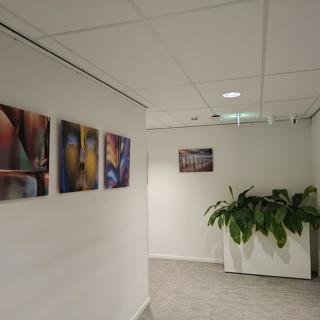 Foto's hangen aan de muur in een hal