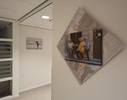 Foto's hangen aan de muur in een hal