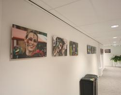 Foto's hangen aan de muur in een hal