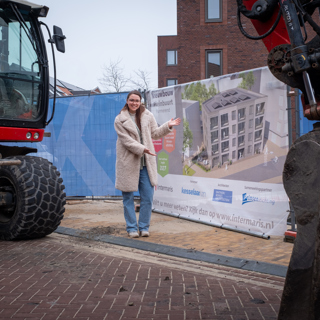 Vrouw staat voor een bouwdoek