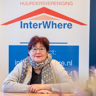 Voorzitter huurdersvereniging zit aan tafel