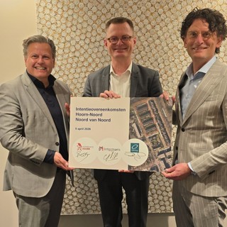wethouder Hoorn, directeur Intermaris en directeur Omring staan naast elkaar met een bordje in hun handen