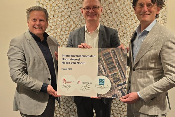 wethouder Hoorn, directeur Intermaris en directeur Omring staan naast elkaar met een bordje in hun handen