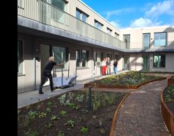 Bewoners in binnentuin Blok14