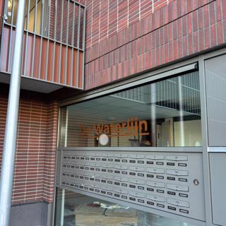 Postvakjes bij ingang woongebouw