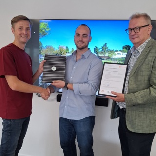 Collega's Intermaris krijgen certificaat circulaire sloop Steenbokstraat uitgereikt