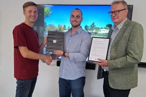 Collega's Intermaris krijgen certificaat circulaire sloop Steenbokstraat uitgereikt